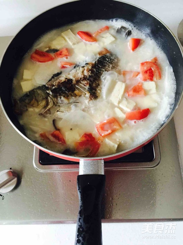 番茄鲫<a href=/shicai/shuichanpin/YuDoufu/index.html target=_blank><u>鱼<a href=/shicai/mimian/DouFu/index.html target=_blank><u>豆腐</u></a></u></a>汤的做法