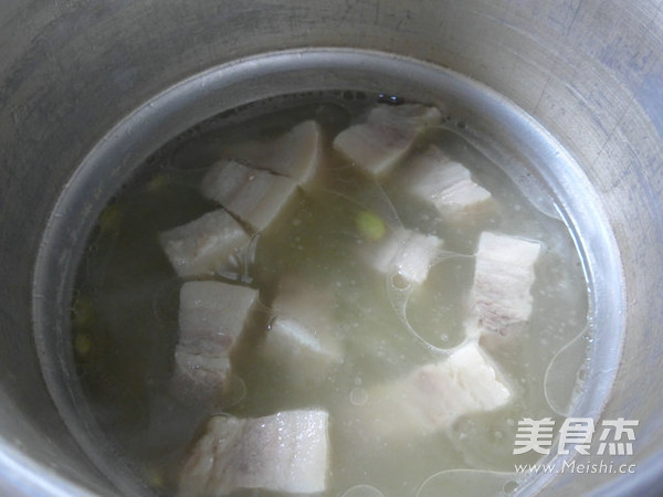 青<a href=/shicai/mimian/HuangDou/index.html target=_blank><u>黄豆</u></a><a href=/shicai/rouqin/WuHuaRou/index.html target=_blank><u>五花肉</u></a>汤的做法
