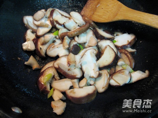 #感恩节#<a href=/shicai/rouqin/ZhengJi/index.html target=_blank><u>鸡肉</u></a><a href=/shicai/shucai/XiangGu/index.html target=_blank><u>香菇</u></a><a href=/shicai/shucai/YouCai/index.html target=_blank><u>油菜</u></a>的做法