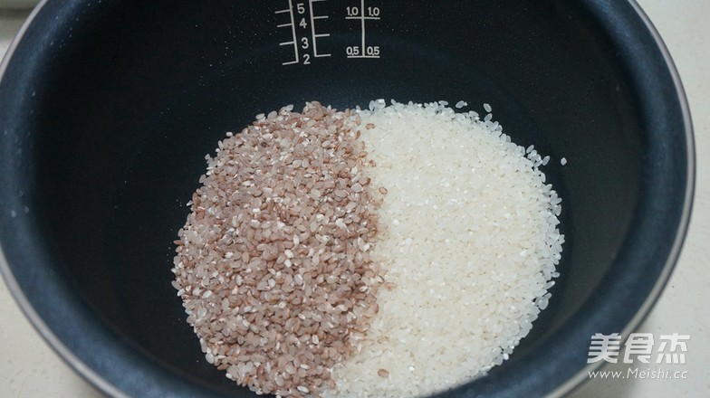 红<a href=/shicai/mimian/GengMi/index.html target=_blank><u>粳米</u></a>饭的做法