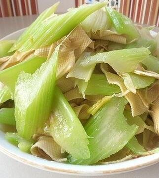 <a href=/shicai/shucai/XiQin/index.html target=_blank><u>西芹</u></a><a href=/shicai/mimian/DouPi/index.html target=_blank><u>豆皮</u></a>怎么做？