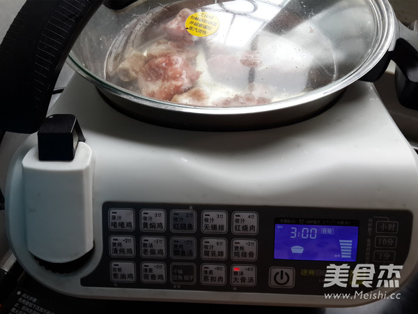 <a href=/shicai/shucai/LianOu/index.html target=_blank><u>莲<a href=/shicai/shucai/Ou/index.html target=_blank><u>藕</u></a></u></a><a href=/shicai/guopin/HuaSheng/index.html target=_blank><u>花生</u></a><a href=/shicai/rouqin/JiGu/index.html target=_blank><u>脊骨</u></a>汤的做法