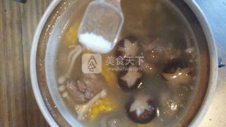 <a href=/shicai/mimian/YuMi/index.html target=_blank><u>玉米</u></a><a href=/shicai/rouqin/PaiGu/index.html target=_blank><u>排骨</u></a>菌菇汤