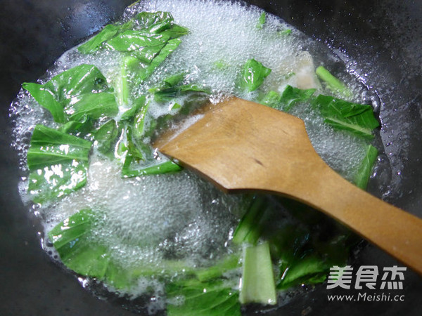 <a href=/shicai/shucai/YouCai/index.html target=_blank><u>油菜</u></a>蕻饺子波纹面的做法