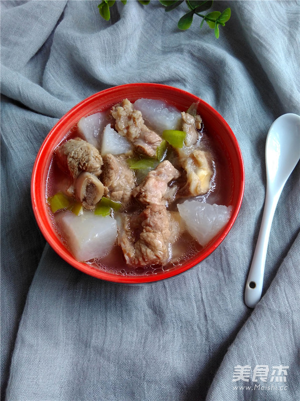 白<a href=/shicai/shucai/LuoBo/index.html target=_blank><u>萝卜</u></a><a href=/shicai/rouqin/PaiGu/index.html target=_blank><u>排骨</u></a>汤的做法