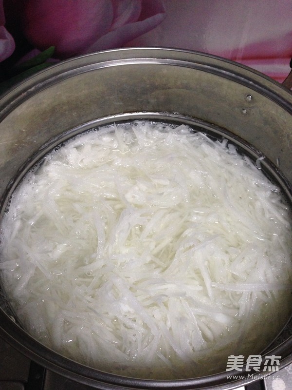 <a href=/shicai/shucai/LuoBo/index.html target=_blank><u>萝卜</u></a><a href=/shicai/rouqin/ZhuRou/index.html target=_blank><u>猪肉</u></a>包的做法