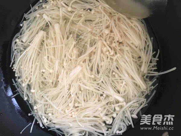 <a href=zt/lbjzg target=_blank><u>凉拌金针菇</u></a>的做法