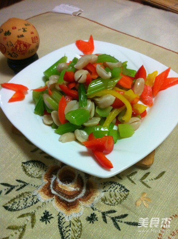 <a href=/shicai/guopin/HuaSheng/index.html target=_blank><u>花生</u></a>拌时蔬的做法