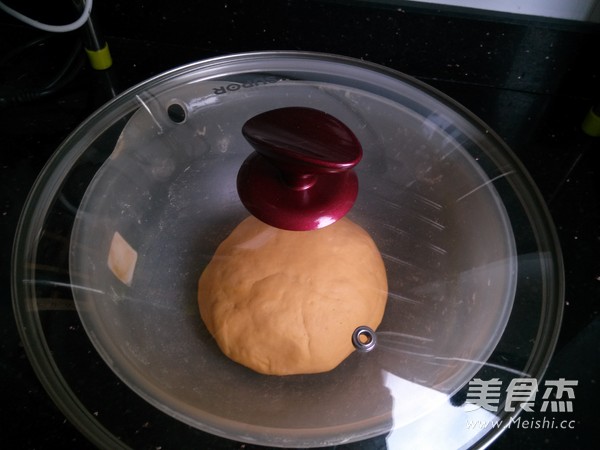 <a href=/shicai/shucai/NanGua/index.html target=_blank><u>南瓜</u></a>绣球豆沙包的做法