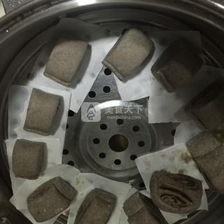 <a href=/shicai/guopin/HeiZhiMa/index.html target=_blank><u>黑<a href=/shicai/guopin/ZhiMa/index.html target=_blank><u>芝麻</u></a></u></a>红糖馒头