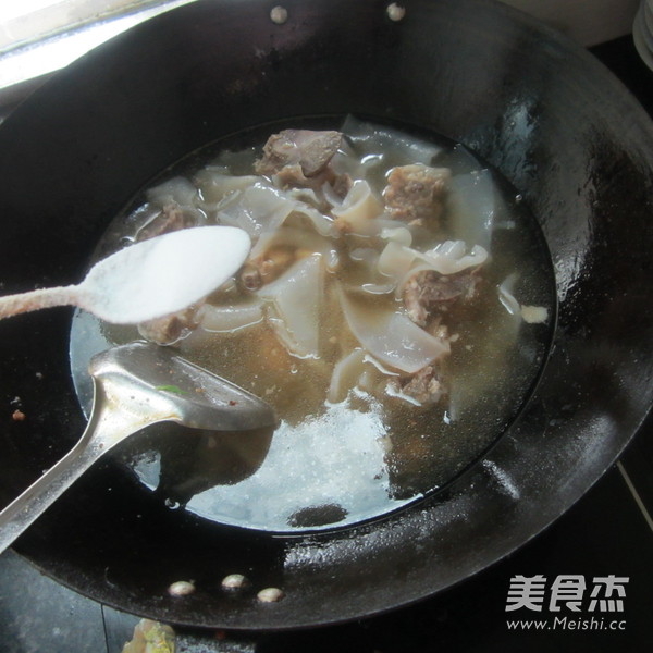 <a href=/shicai/rouqin/PaiGu/index.html target=_blank><u>排骨</u></a><a href=/shicai/mimian/FenPi/index.html target=_blank><u>粉皮</u></a>汤的做法