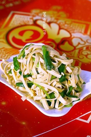 <a href=/shicai/shucai/JiuCai/index.html target=_blank><u>韭菜</u></a>炒干<a href=/shicai/mimian/DouFu/index.html target=_blank><u>豆腐</u></a>