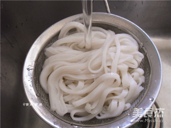 <a href=/shicai/guopin/GouQi/index.html target=_blank><u>枸杞</u></a>叶猪杂汤<a href=/shicai/mimian/HeFen/index.html target=_blank><u>河粉</u></a>的做法