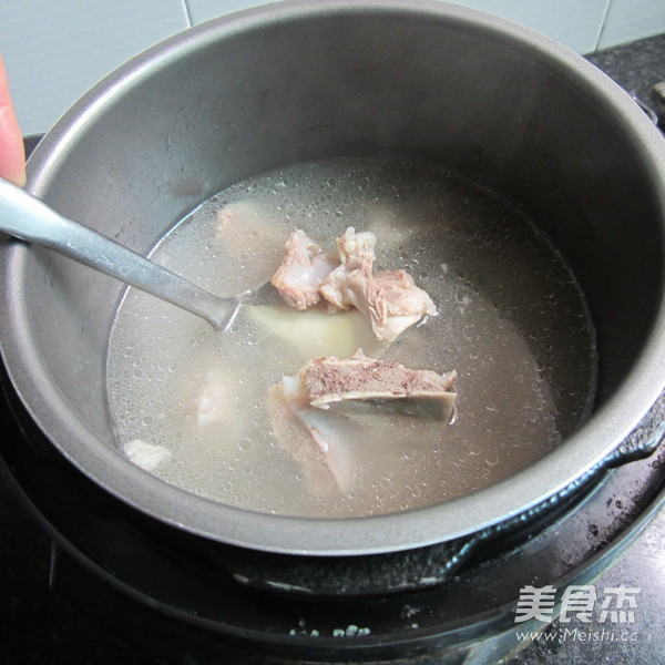 <a href=/shicai/rouqin/zhuXue/index.html target=_blank><u>猪<a href=/shicai/rouqin/Xue/index.html target=_blank><u>血</u></a></u></a><a href=/shicai/mimian/DouFu/index.html target=_blank><u>豆腐</u></a>猪骨汤的做法