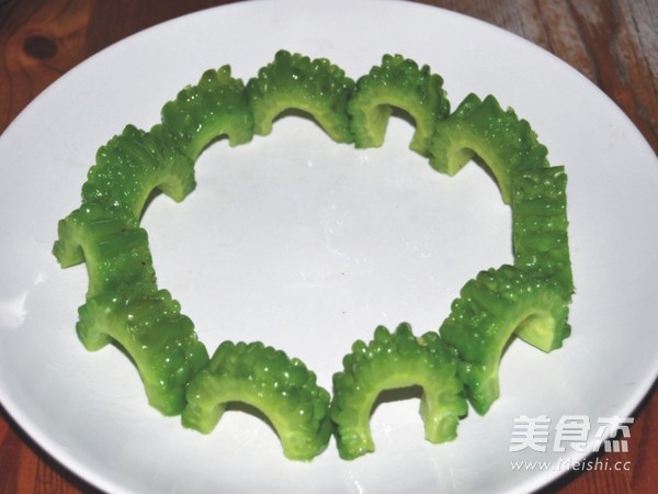 红<a href=/shicai/guopin/Zao/index.html target=_blank><u>枣</u></a><a href=/shicai/shucai/XieWeiGu/index.html target=_blank><u>蟹味菇</u></a><a href=/shicai/rouqin/JiDan/index.html target=_blank><u>鸡蛋</u></a>伴<a href=/shicai/shucai/KuGua/index.html target=_blank><u>苦瓜</u></a>的做法