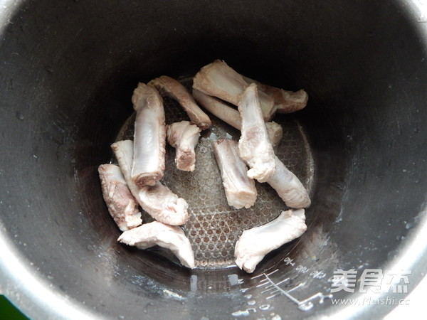 白<a href=/shicai/shucai/LuoBo/index.html target=_blank><u>萝卜</u></a><a href=/shicai/rouqin/LeiPai/index.html target=_blank><u>肋排</u></a>汤的做法