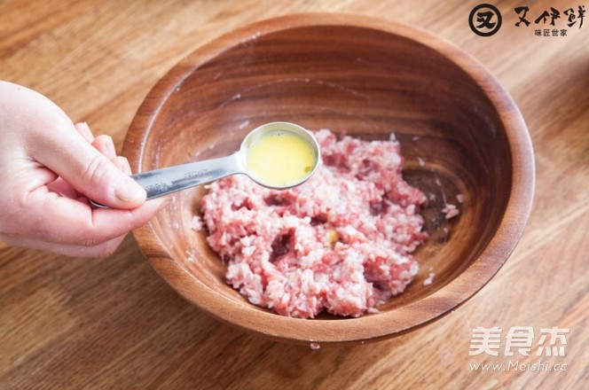 肉丸油<a href=/shicai/mimian/DouFu/index.html target=_blank><u>豆腐</u></a><a href=/shicai/mimian/FenSi/index.html target=_blank><u>粉丝</u></a>汤的做法