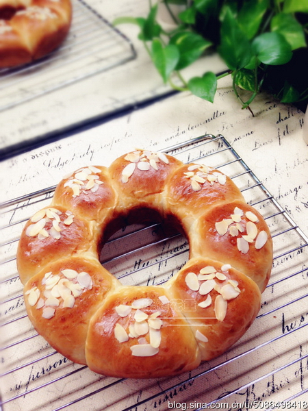 <a href=/shicai/mimian/SuanNai/index.html target=_blank><u>酸奶</u></a>花环<a href=/shicai/mimian/MianBao/index.html target=_blank><u>面包</u></a>