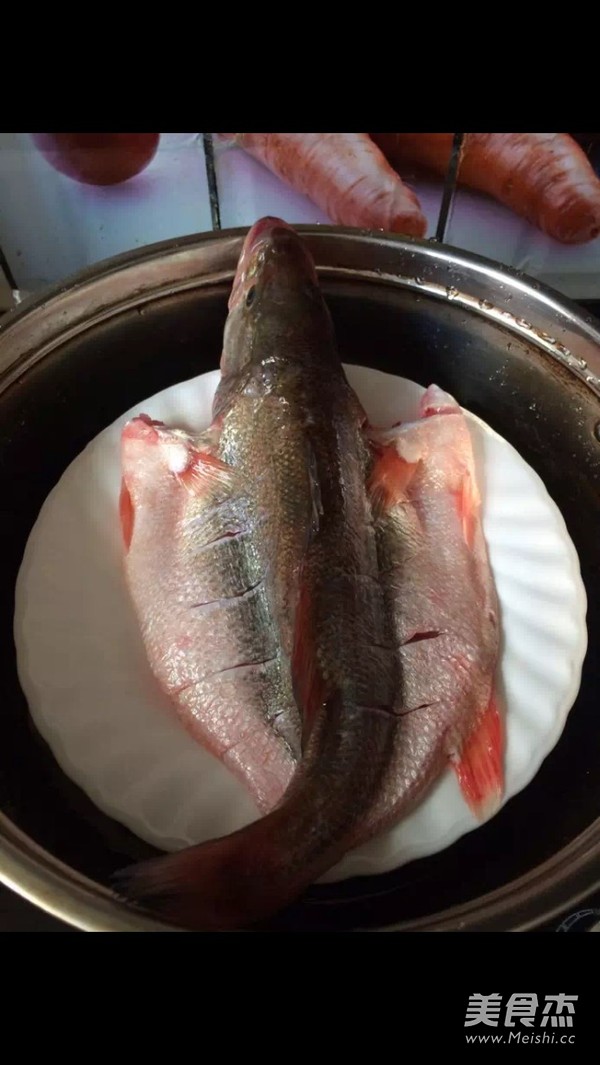 清蒸<a href=/shicai/shuichanpin/LuYu/index.html target=_blank><u>鲈鱼</u></a>的做法