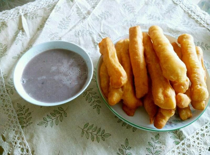 自制<a href=/shicai/mimian/YouTiao/index.html target=_blank><u>油条</u></a>