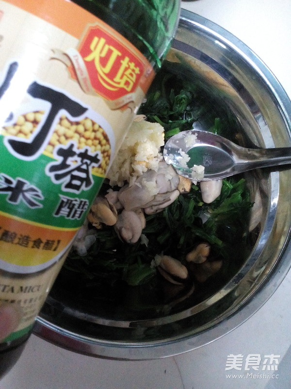 <a href=/shicai/shucai/BoCai/index.html target=_blank><u>菠菜</u></a>拌海鲜的做法