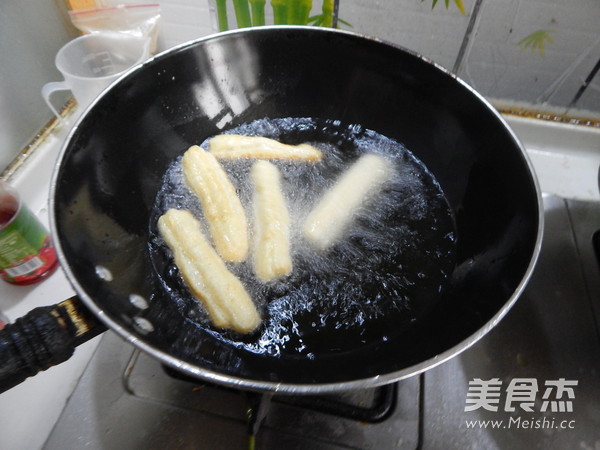 香酥<a href=/shicai/mimian/YouTiao/index.html target=_blank><u>油条</u></a>的做法