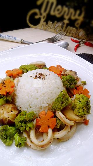 芝加哥酱<a href=/shicai/shuichanpin/YouYu/index.html target=_blank><u>鱿鱼</u></a>烩二菇