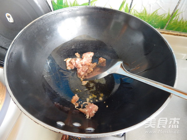 蛋皮<a href=/shicai/rouqin/HuoTui/index.html target=_blank><u>火腿</u></a>炒<a href=/shicai/mimian/NianGao/index.html target=_blank><u>年糕</u></a>的做法