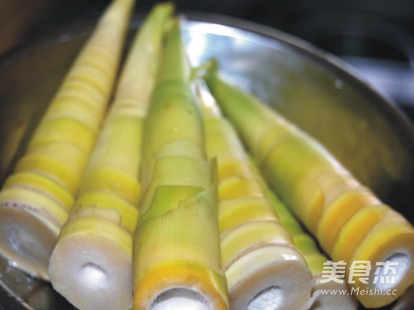 <a href=/shicai/rouqin/LaRou/index.html target=_blank><u>腊肉</u></a>蒸<a href=/shicai/shucai/ZhuSun/index.html target=_blank><u>竹笋</u></a>的做法