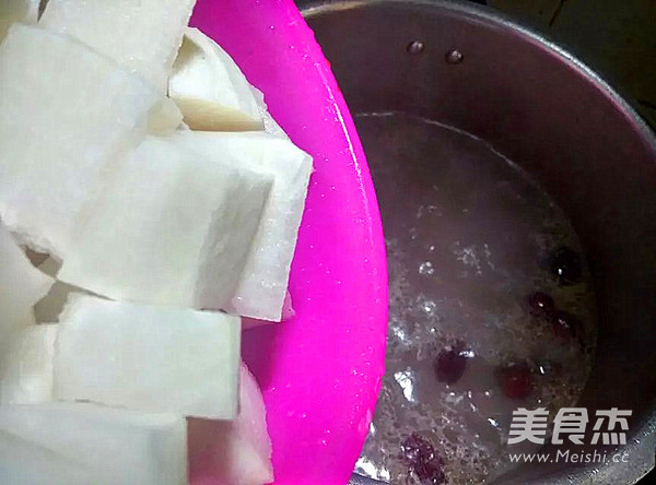 <a href=/shicai/rouqin/PaiGu/index.html target=_blank><u>排骨</u></a>红<a href=/shicai/guopin/Zao/index.html target=_blank><u>枣</u></a><a href=/shicai/shucai/LuoBo/index.html target=_blank><u>萝卜</u></a>汤的做法