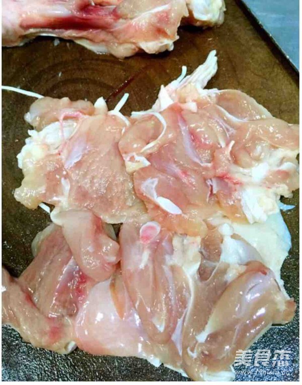 <a href=/shicai/rouqin/JiTui/index.html target=_blank><u>鸡腿</u></a>卷饼的做法