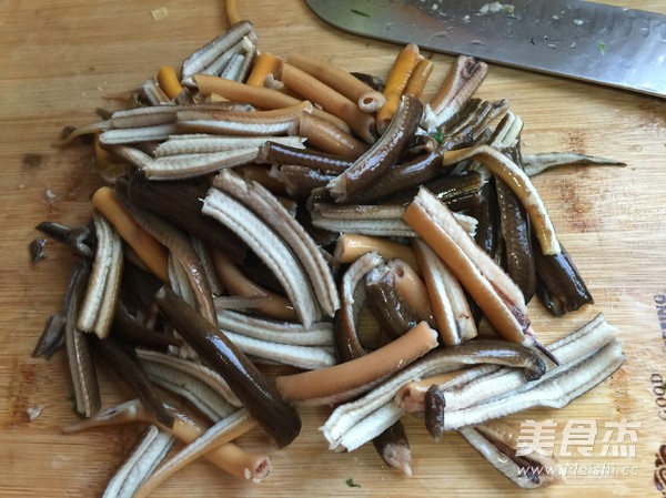 <a href=/shicai/shucai/JiuCai/index.html target=_blank><u>韭菜</u></a>炒鳝丝的做法