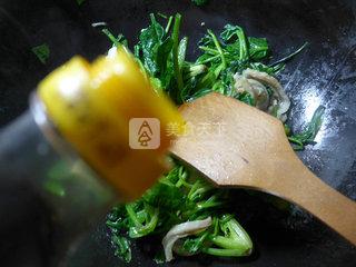 <a href=/shicai/rouqin/NiuDu/index.html target=_blank><u>牛肚</u></a>炒<a href=/shicai/shucai/BoCai/index.html target=_blank><u>菠菜</u></a>