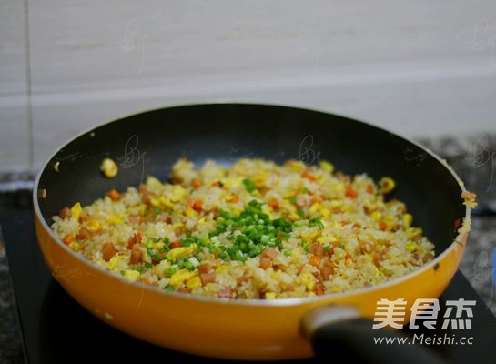 <a href=/shicai/rouqin/HuoTui/index.html target=_blank><u>火腿</u></a><a href=/shicai/shucai/HuLuoBo/index.html target=_blank><u>胡<a href=/shicai/shucai/LuoBo/index.html target=_blank><u>萝卜</u></a></u></a>炒饭的做法