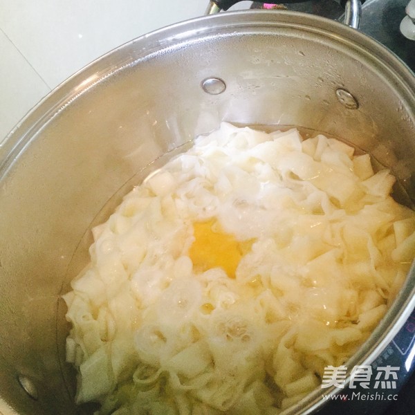 <a href=/shicai/rouqin/JiDan/index.html target=_blank><u>鸡蛋</u></a>汤面的做法