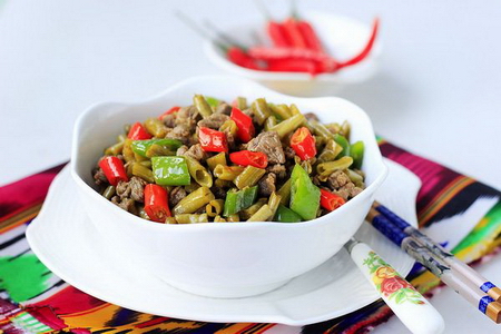 酸<a href=/shicai/shucai/JiangDou/index.html target=_blank><u>豇豆</u></a>炒<a href=/shicai/rouqin/YangRou/index.html target=_blank><u>羊肉</u></a>的做法