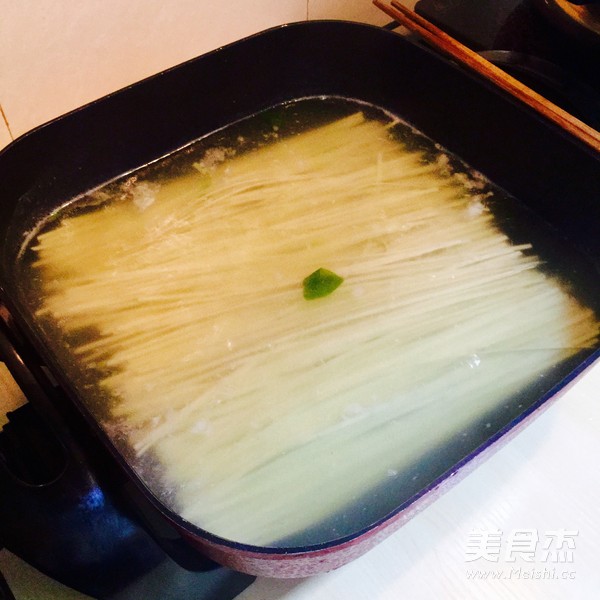 <a href=/shicai/shucai/YouCai/index.html target=_blank><u>油菜</u></a>云吞面的做法