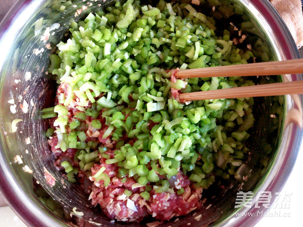 小白<a href=/shicai/rouqin/TuRou/index.html target=_blank><u>兔肉</u></a>包的做法