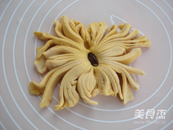 <a href=/shicai/shucai/JuHua/index.html target=_blank><u>菊花</u></a>馒头的做法