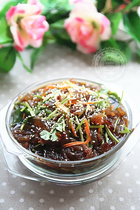 凉拌<a href=/shicai/shuichanpin/HaiZhe/index.html target=_blank><u>海蜇</u></a>丝