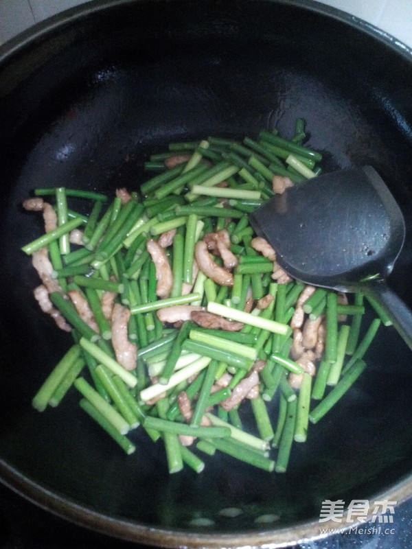 肉丝炒<a href=/shicai/shucai/SuanTai/index.html target=_blank><u>蒜薹</u></a>的做法