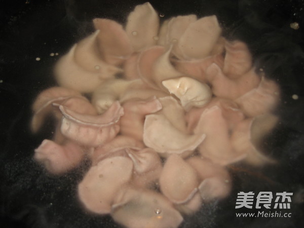 <a href=/shicai/rouqin/ZhuRou/index.html target=_blank><u>猪肉</u></a><a href=/shicai/shucai/XingBaoGu/index.html target=_blank><u><a href=/shicai/guopin/Xing/index.html target=_blank><u>杏</u></a>鲍菇</u></a>水饺的做法