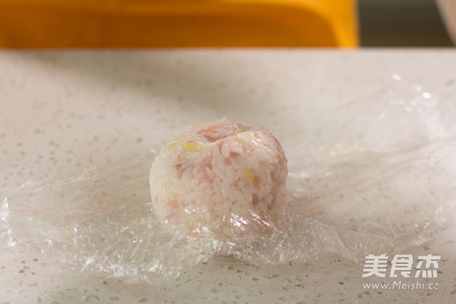 花<a href=/shicai/mimian/MiFan/index.html target=_blank><u>米饭</u></a>团（电饭锅菜谱）的做法