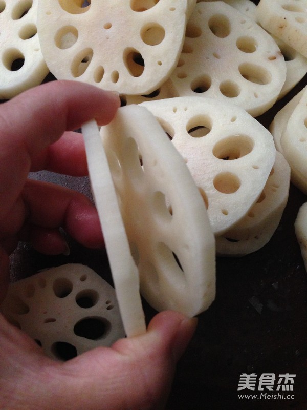 酥炸<a href=/shicai/shucai/Ou/index.html target=_blank><u>藕</u></a>盒的做法