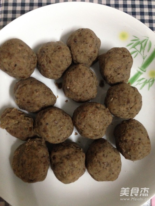 自制<a href=/shicai/mimian/LvDou/index.html target=_blank><u>绿豆</u></a>饼的做法