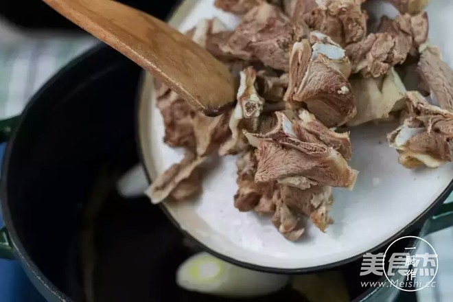 清炖<a href=/shicai/rouqin/YangPai/index.html target=_blank><u>羊排</u></a><a href=/shicai/shucai/LuoBo/index.html target=_blank><u>萝卜</u></a>汤的做法