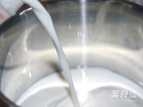 自制<a href=/shicai/mimian/SuanNai/index.html target=_blank><u>酸奶</u></a>的做法