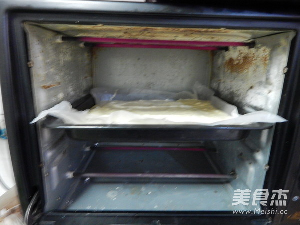 黄<a href=/shicai/guopin/Tao/index.html target=_blank><u>桃</u></a>果酱蛋糕卷的做法