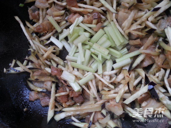 长茄炒<a href=/shicai/rouqin/WuHuaRou/index.html target=_blank><u>五花肉</u></a>的做法