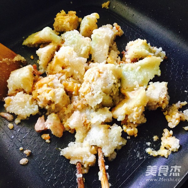 <a href=/shicai/rouqin/JiDan/index.html target=_blank><u>鸡蛋</u></a>煎裹蒸粽的做法